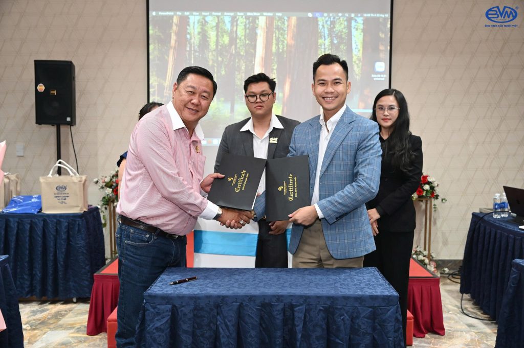 hop tac 2 - CÔNG TY CP NHỰA BÌNH MINH VIỆT ký kết hợp tác đào tạo độc quyền với ThS. Đặng Tiến Dũng – Nâng tầm tư duy, phát triển bền vững - Công ty cổ phần Nhựa Bình Minh Việt