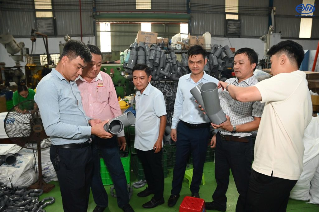 Chào đón Quý Nhà Phân Phối CÔNG TY CP NHỰA BÌNH MINH VIỆT về tham quan nhà máy – Trải nghiệm thực tế, thấu hiểu giá trị sản phẩm 2 tham quan 1 - Chào đón Quý Nhà Phân Phối CÔNG TY CP NHỰA BÌNH MINH VIỆT về tham quan nhà máy – Trải nghiệm thực tế, thấu hiểu giá trị sản phẩm - Công ty cổ phần Nhựa Bình Minh Việt