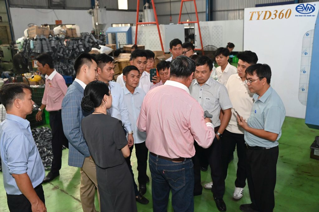Chào đón Quý Nhà Phân Phối CÔNG TY CP NHỰA BÌNH MINH VIỆT về tham quan nhà máy – Trải nghiệm thực tế, thấu hiểu giá trị sản phẩm 3 tham quan 2 - Chào đón Quý Nhà Phân Phối CÔNG TY CP NHỰA BÌNH MINH VIỆT về tham quan nhà máy – Trải nghiệm thực tế, thấu hiểu giá trị sản phẩm - Công ty cổ phần Nhựa Bình Minh Việt