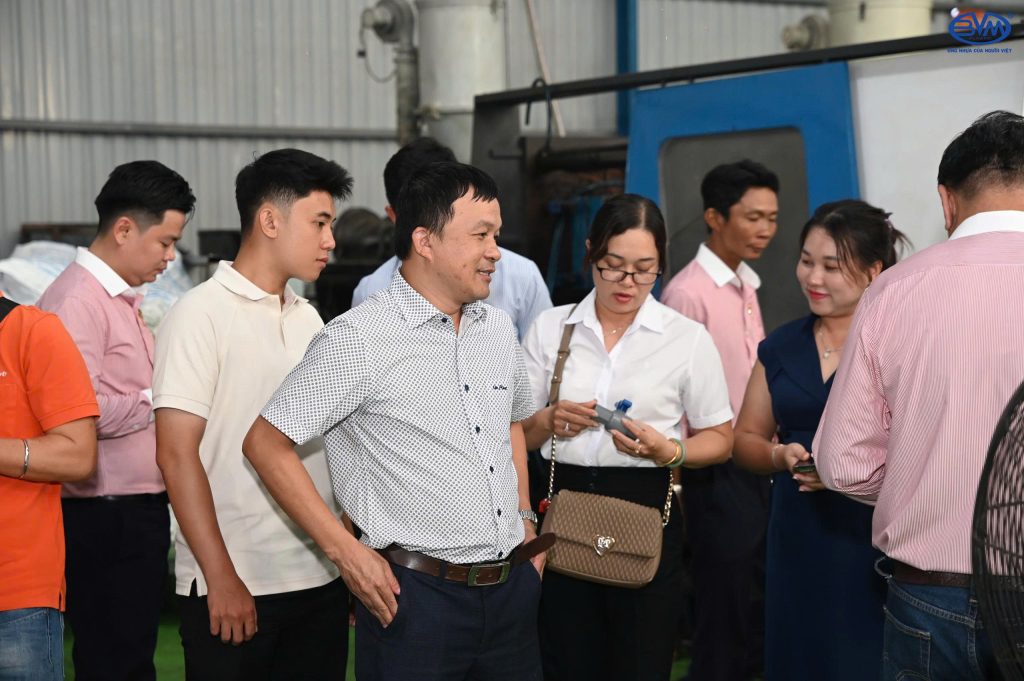 Chào đón Quý Nhà Phân Phối CÔNG TY CP NHỰA BÌNH MINH VIỆT về tham quan nhà máy – Trải nghiệm thực tế, thấu hiểu giá trị sản phẩm 4 tham quan 3 - Chào đón Quý Nhà Phân Phối CÔNG TY CP NHỰA BÌNH MINH VIỆT về tham quan nhà máy – Trải nghiệm thực tế, thấu hiểu giá trị sản phẩm - Công ty cổ phần Nhựa Bình Minh Việt