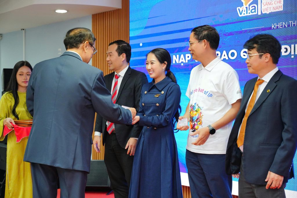 CÔNG TY CỔ PHẦN NHỰA BÌNH MINH VIỆT GIA NHẬP HỘI SÁNG CHẾ VIỆT NAM (VIA) 4 z7254164179913 d90bd790ba1c0030b3ddd2289a0353e6 - CÔNG TY CỔ PHẦN NHỰA BÌNH MINH VIỆT GIA NHẬP HỘI SÁNG CHẾ VIỆT NAM (VIA) - Công ty cổ phần Nhựa Bình Minh Việt