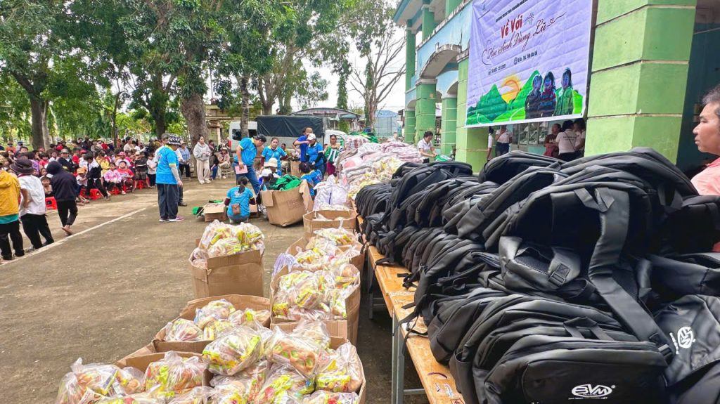 CÔNG TY CỔ PHẦN NHỰA BÌNH MINH VIỆT TRAO TẶNG 200 BA LÔ CHO HỌC SINH VÙNG LŨ GIA LAI – TIẾP SỨC NIỀM TIN ĐẾN TRƯỜNG 3 z7256494768088 1922b1be844b0af3841111d90d7b42cf - CÔNG TY CỔ PHẦN NHỰA BÌNH MINH VIỆT TRAO TẶNG 200 BA LÔ CHO HỌC SINH VÙNG LŨ GIA LAI – TIẾP SỨC NIỀM TIN ĐẾN TRƯỜNG - Công ty cổ phần Nhựa Bình Minh Việt