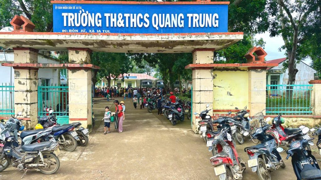 CÔNG TY CỔ PHẦN NHỰA BÌNH MINH VIỆT TRAO TẶNG 200 BA LÔ CHO HỌC SINH VÙNG LŨ GIA LAI – TIẾP SỨC NIỀM TIN ĐẾN TRƯỜNG 1 z7256494925208 5a4c87917c3e646f1bb01f366c16b880 - CÔNG TY CỔ PHẦN NHỰA BÌNH MINH VIỆT TRAO TẶNG 200 BA LÔ CHO HỌC SINH VÙNG LŨ GIA LAI – TIẾP SỨC NIỀM TIN ĐẾN TRƯỜNG - Công ty cổ phần Nhựa Bình Minh Việt