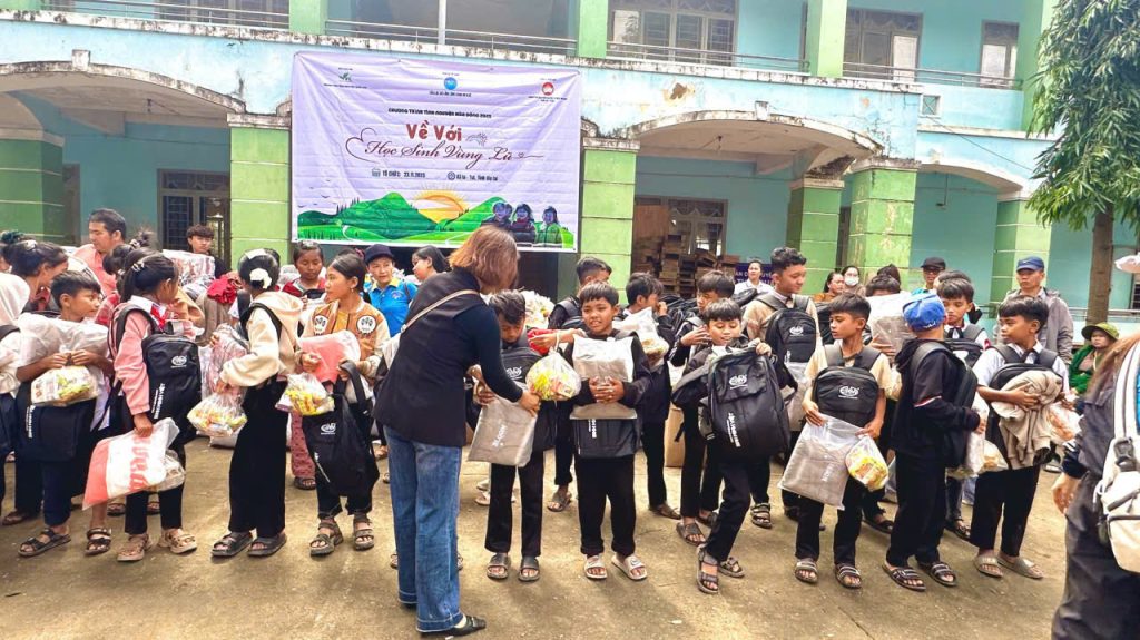 CÔNG TY CỔ PHẦN NHỰA BÌNH MINH VIỆT TRAO TẶNG 200 BA LÔ CHO HỌC SINH VÙNG LŨ GIA LAI – TIẾP SỨC NIỀM TIN ĐẾN TRƯỜNG 5 z7256497649868 e853aeb5acee259d19e42658c60fb820 - CÔNG TY CỔ PHẦN NHỰA BÌNH MINH VIỆT TRAO TẶNG 200 BA LÔ CHO HỌC SINH VÙNG LŨ GIA LAI – TIẾP SỨC NIỀM TIN ĐẾN TRƯỜNG - Công ty cổ phần Nhựa Bình Minh Việt