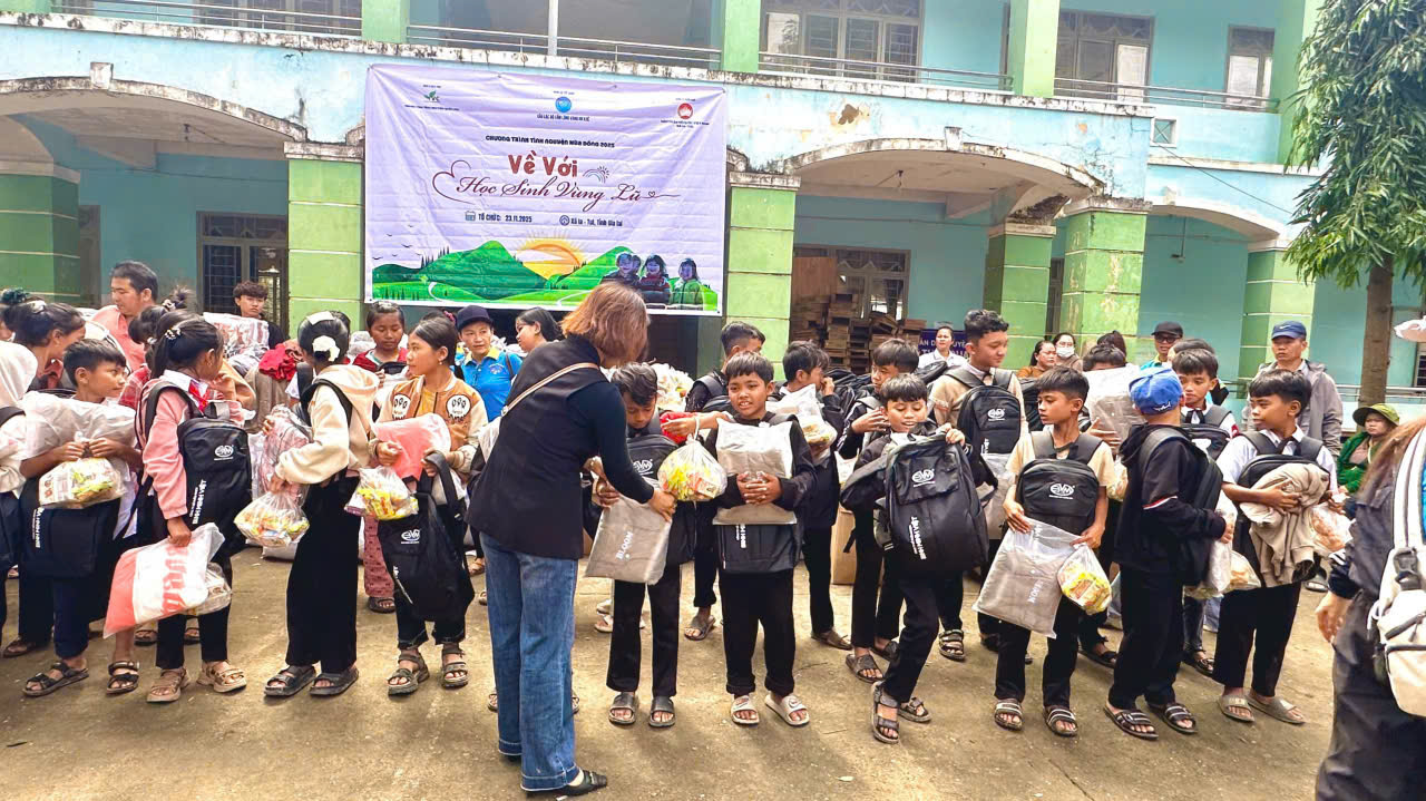 z7256497649868 e853aeb5acee259d19e42658c60fb820 - CÔNG TY CỔ PHẦN NHỰA BÌNH MINH VIỆT TRAO TẶNG 200 BA LÔ CHO HỌC SINH VÙNG LŨ GIA LAI – TIẾP SỨC NIỀM TIN ĐẾN TRƯỜNG - Công ty cổ phần Nhựa Bình Minh Việt