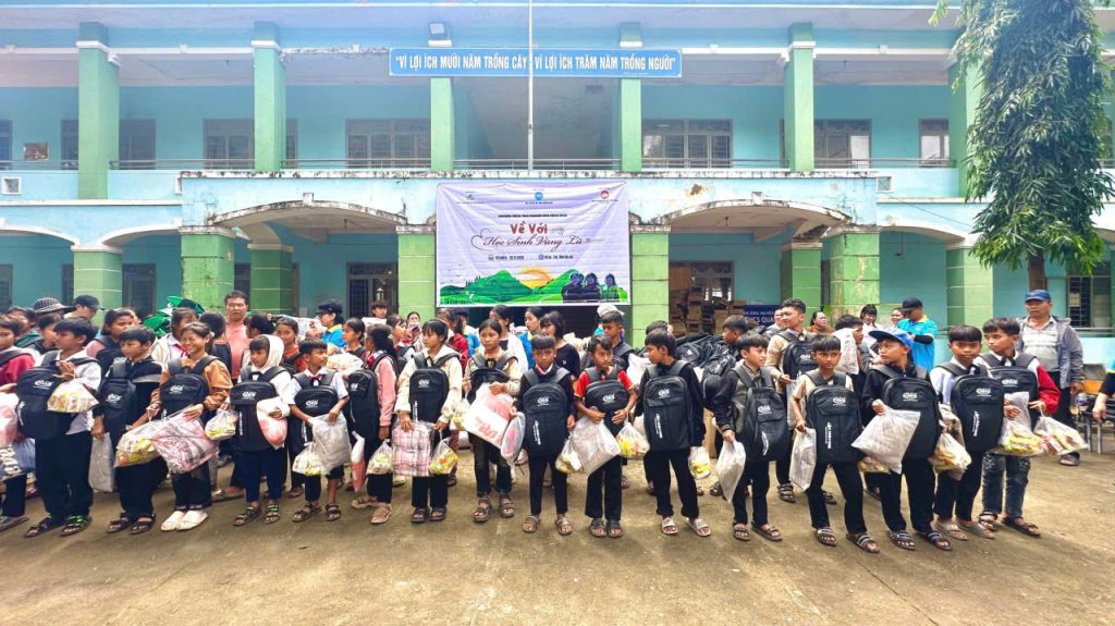 CÔNG TY CỔ PHẦN NHỰA BÌNH MINH VIỆT TRAO TẶNG 200 BA LÔ CHO HỌC SINH VÙNG LŨ GIA LAI – TIẾP SỨC NIỀM TIN ĐẾN TRƯỜNG 6 z7256497692399 f67e2e393aa28f5bec02540dd4e1f28b - CÔNG TY CỔ PHẦN NHỰA BÌNH MINH VIỆT TRAO TẶNG 200 BA LÔ CHO HỌC SINH VÙNG LŨ GIA LAI – TIẾP SỨC NIỀM TIN ĐẾN TRƯỜNG - Công ty cổ phần Nhựa Bình Minh Việt