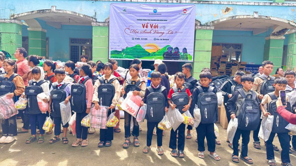 CÔNG TY CỔ PHẦN NHỰA BÌNH MINH VIỆT TRAO TẶNG 200 BA LÔ CHO HỌC SINH VÙNG LŨ GIA LAI – TIẾP SỨC NIỀM TIN ĐẾN TRƯỜNG 2 z7256506229278 0d0907c6e6ad1f6e4790708d89b05ec9 - CÔNG TY CỔ PHẦN NHỰA BÌNH MINH VIỆT TRAO TẶNG 200 BA LÔ CHO HỌC SINH VÙNG LŨ GIA LAI – TIẾP SỨC NIỀM TIN ĐẾN TRƯỜNG - Công ty cổ phần Nhựa Bình Minh Việt