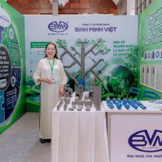 Bà Lý Thị Phi Loan, Chủ tịch Hội đồng quản trị Công ty Cổ phần Nhựa Bình Minh Việt, giới thiệu các dòng sản phẩm phục vụ hệ thống cấp nước an toàn và hướng tới phát triển bền vững.