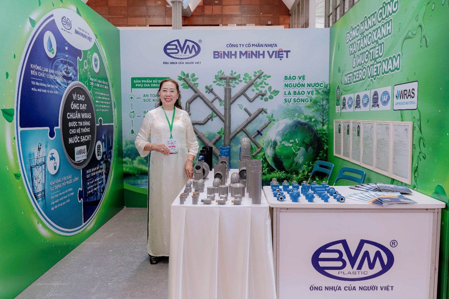 Bà Lý Thị Phi Loan, Chủ tịch Hội đồng quản trị Công ty Cổ phần Nhựa Bình Minh Việt, giới thiệu các dòng sản phẩm phục vụ hệ thống cấp nước an toàn và hướng tới phát triển bền vững.