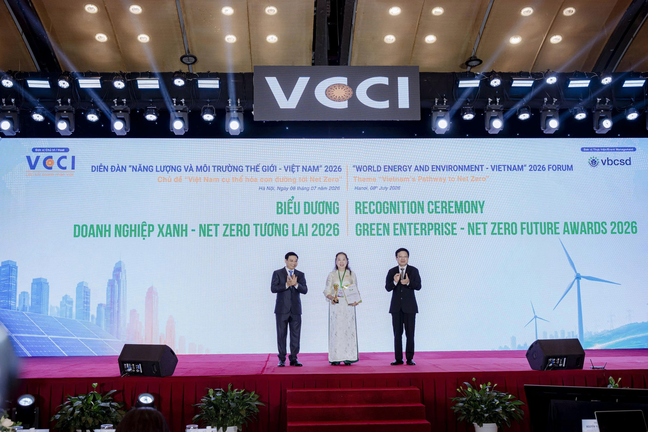 Bà Lý Thị Phi Loan, Chủ tịch Hội đồng quản trị Công ty cổ phần Nhựa Bình Minh Việt đón nhận Cúp và Chứng nhận Top 10 Doanh nghiệp xanh-Net Zero tương lai 2026.